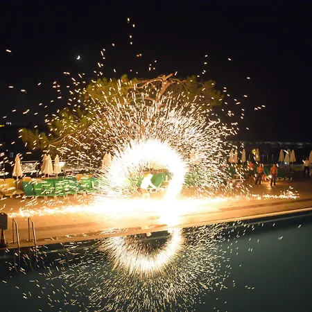 Goldenday Wings 호텔 쿠사다시